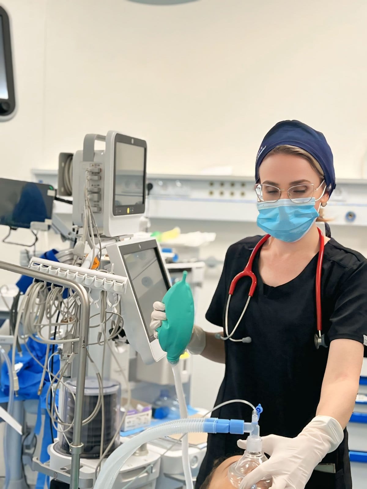 Anesteziologe pranë ventilatorit në njësinë e kujdesit intensiv